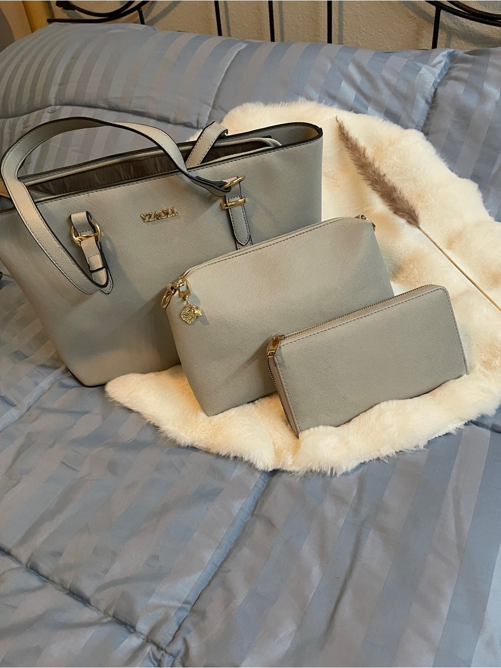 Yzaoll Tote Bag & Matching Pouch & wallet
Gently used
Some scuffs (wallet mostly